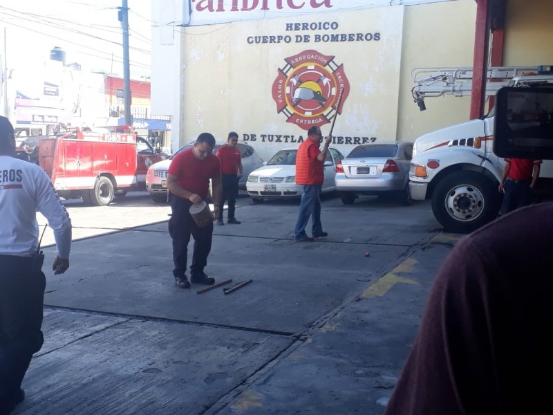 Bomberos dan mucho y no les pagan