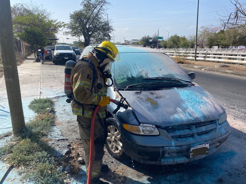 Bomberos de Colima sofocan incendio de camioneta en tercer anillo