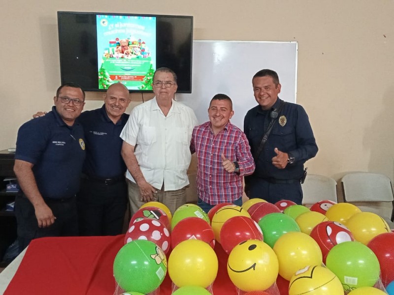 Bomberos de CSL recolectan juguetes para niños de Guerrero