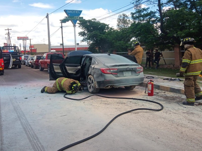 Bomberos de Durango controlan incendio vehicular en bulevar de la Juventud