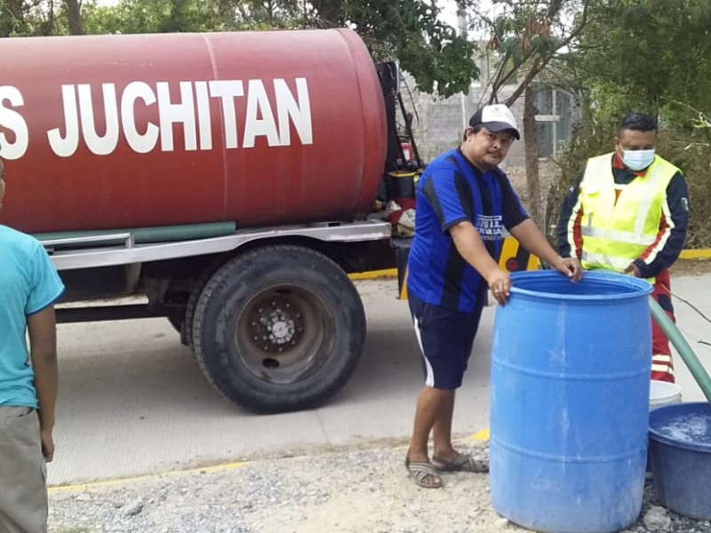 Bomberos de Juchitán distribuyen agua potable