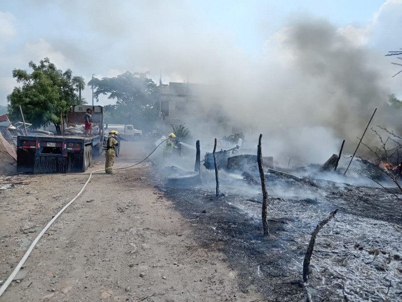 Bomberos de Juchitán sofocan incendio de pastizales