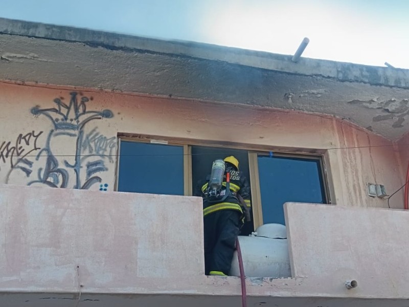 Bomberos de Manzanillo sofoca incendio de vivienda en el Barrio 2