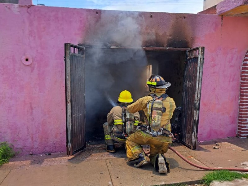 Bomberos de Manzanillo sofocan incendio en casa en abandono
