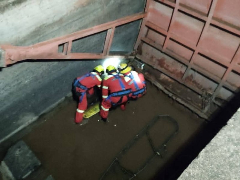 Bomberos de Navojoa pide precaución por caídas recientes en canales