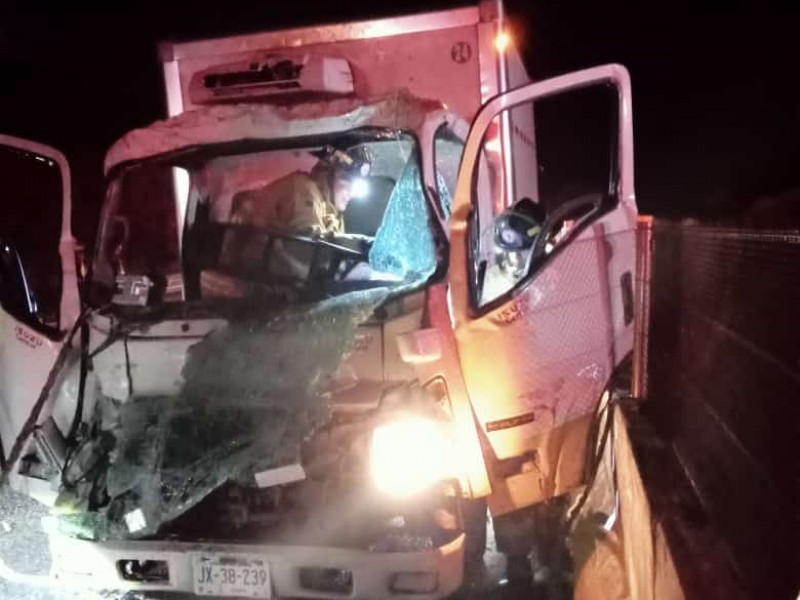 Bomberos de Tepic rescatan a dos personas que quedaron prensadas