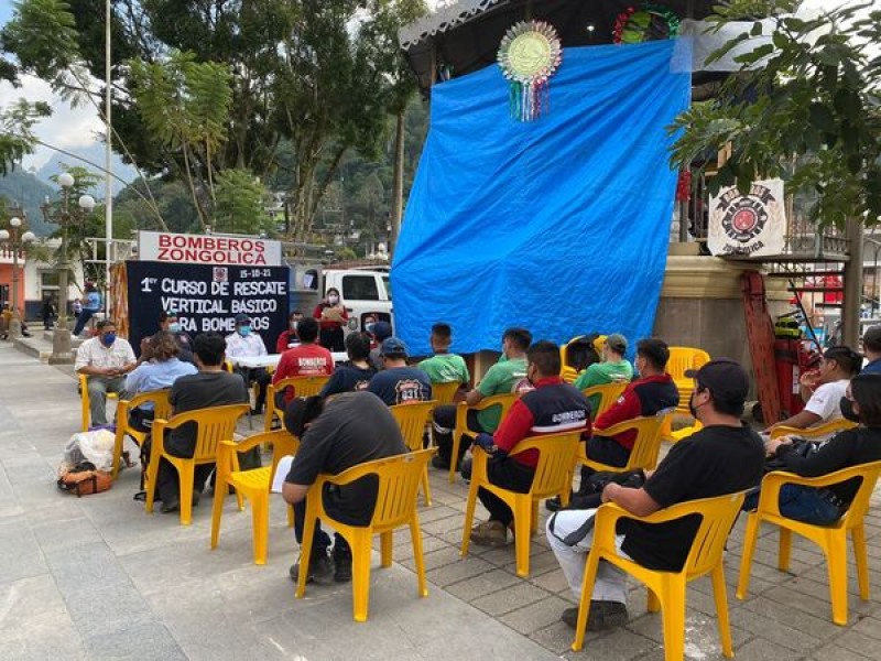 Bomberos de Zongolica se instalan en parque, no tienen instalaciones