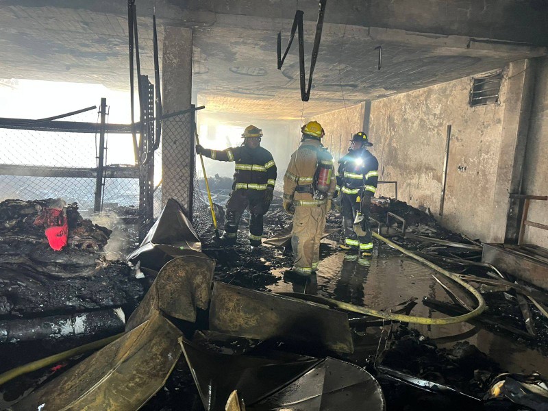Bomberos en acción, tras 8 horas extinguen incendio