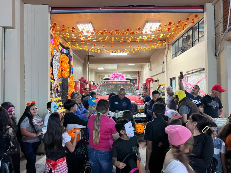 Bomberos entregan dulces a niñas y niños