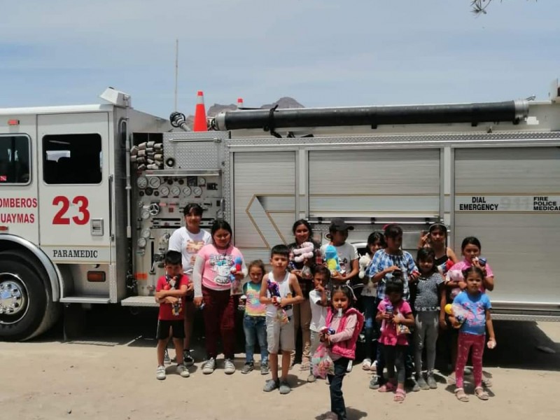 Bomberos entregan juguetes a niños en la Manga