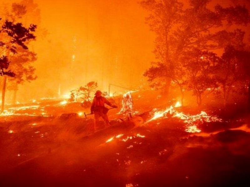 Bomberos extienden desalojos por incendios en California