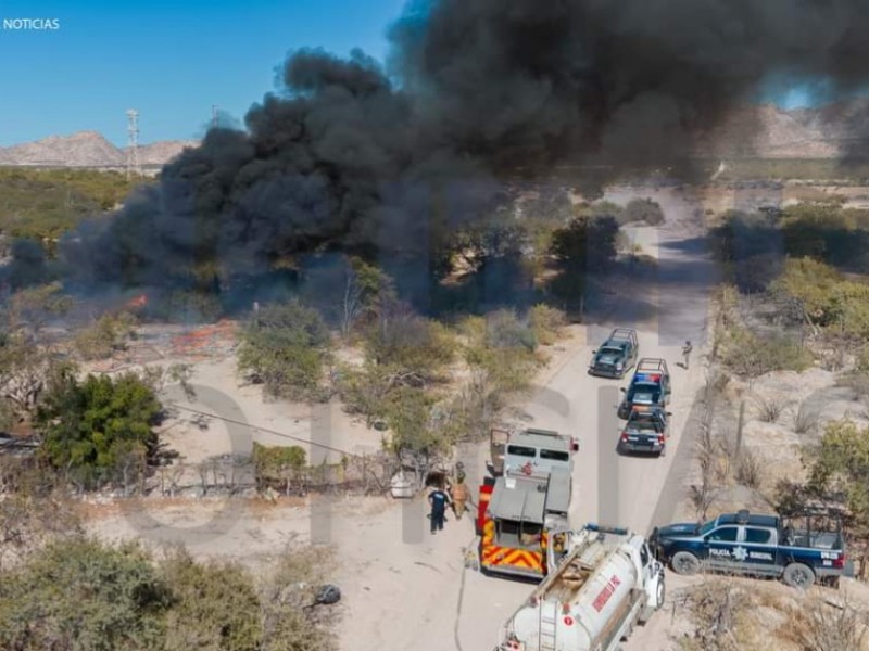 Bomberos extinguen incendio de basura y neumáticos