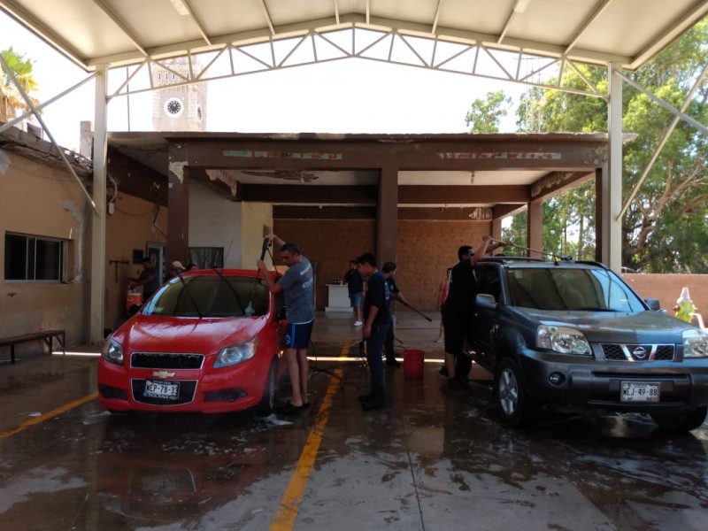 Bomberos lavan carros para asistir a Estatal Deportivo