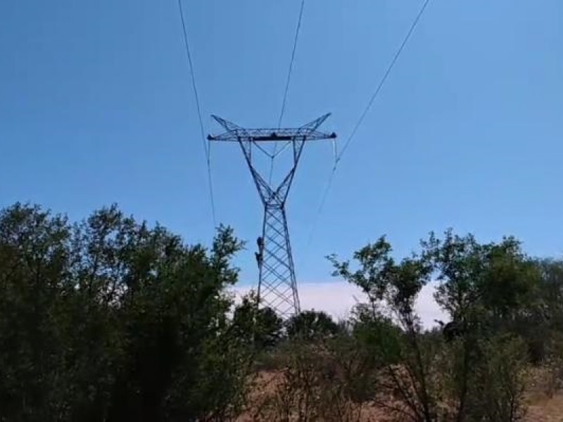 Bomberos evitan suicidio en torre