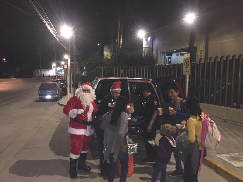 Bomberos llevaron alimentos a hospitales en navidad