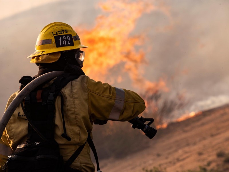 Bomberos mexicanos apoyan a combatir incendios forestales en Canadá