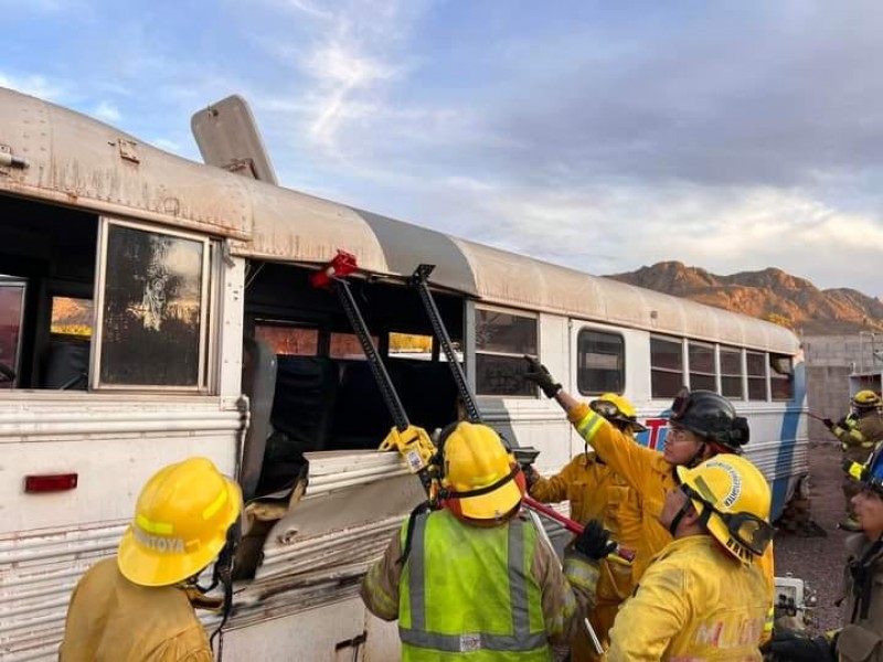 Bomberos reciben curso de rescate de víctimas dentro de autobús