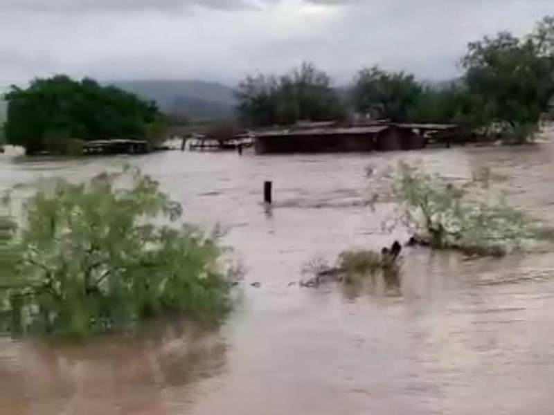 Bomberos rescata a familia de casa inundada