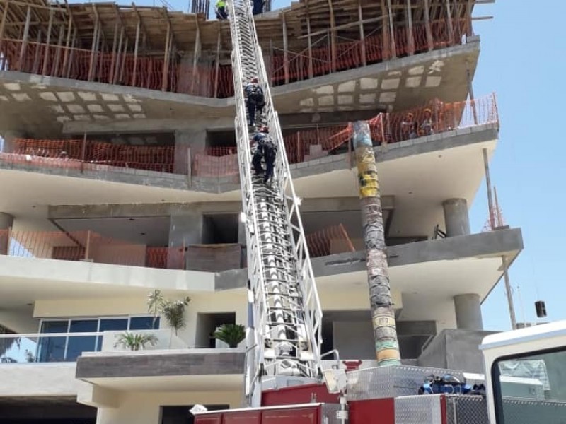 Bomberos rescata a persona atrapada de construcción