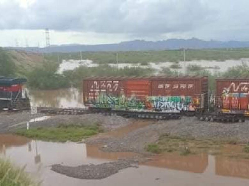 Bomberos rescatan a ferrocarrileros