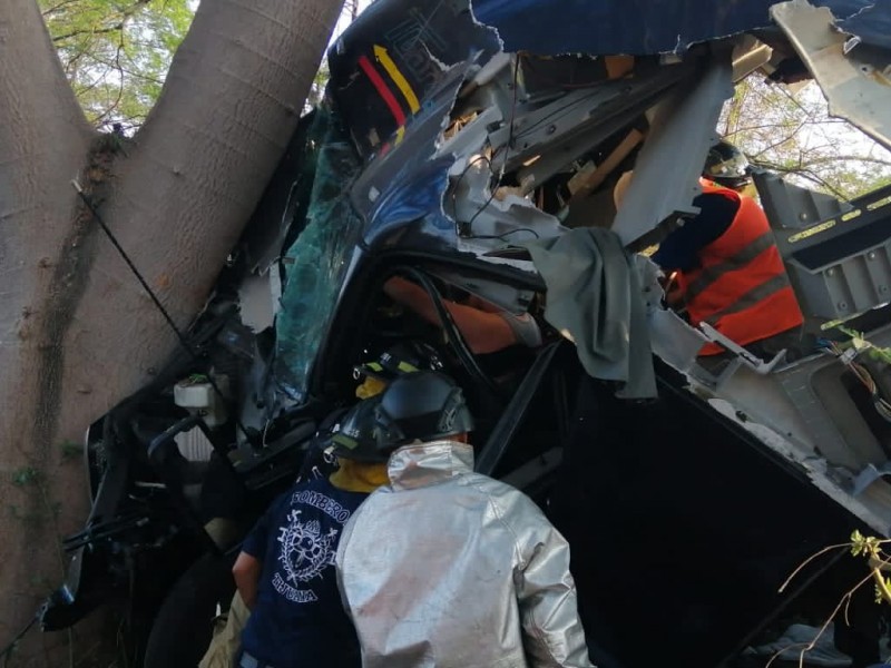 Bomberos rescatan a hombre prensado en accidente