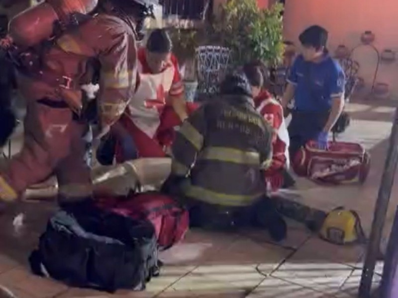 Bomberos rescatan a mujer durante incendio de casa