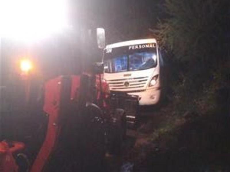 Bomberos rescatan a nueve personas de autobús atrapado en río.