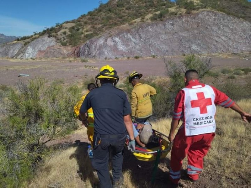 Bomberos rescatan a persona lesionada en vereda