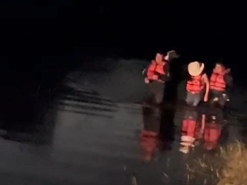 Bomberos rescatan a tres jóvenes varados en río en Hacienda La Galera.