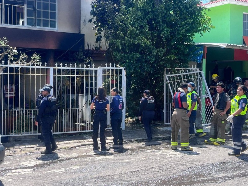 Bomberos rescatan perros y gatos de incendio en Boca del Río