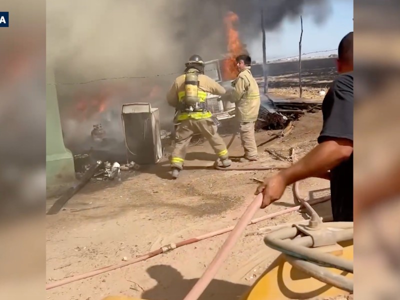 Bomberos resultaron intoxicados tras incendio en el valle