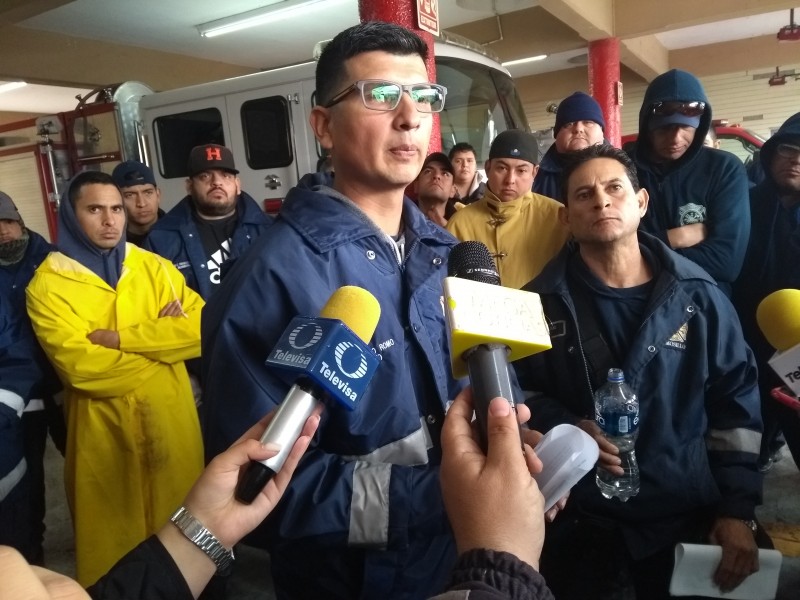 Bomberos salen a la calle