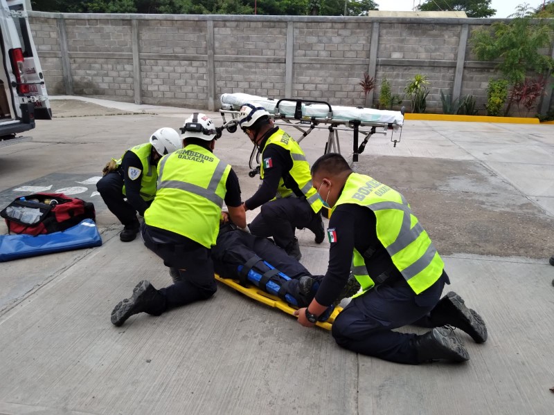 Bomberos se protegen para prestar auxilios ante riesgos por Covid-19