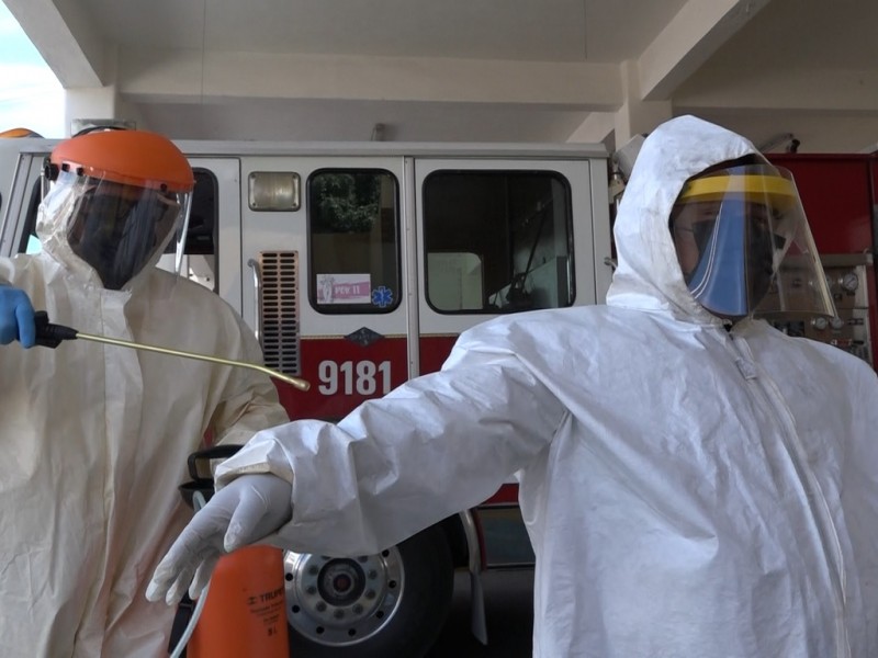 Bomberos se someten a descontaminación al atender pacientes con Covid-19