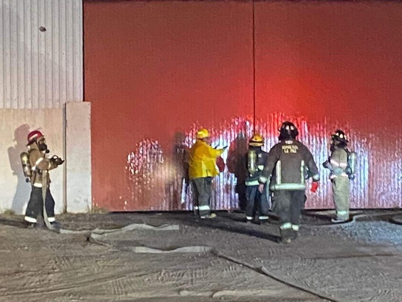 Bomberos sofocan incendio de bodega en Parque Industrial
