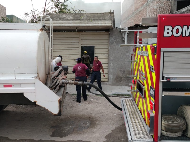 Bomberos sofocan incendio de casa en la Colonia Alatriste