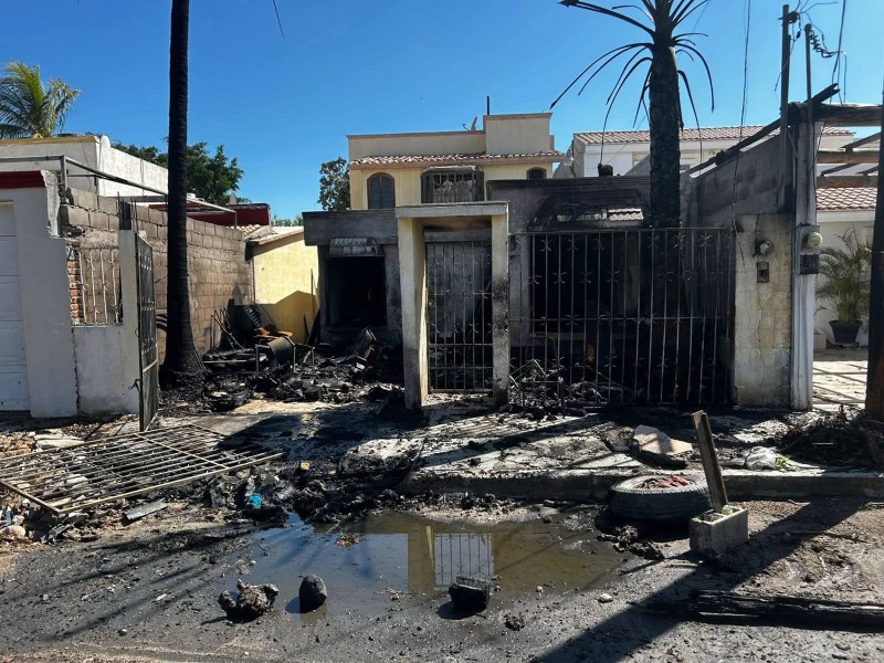 Bomberos sofocan incendio de casa habitación en colonia Guaycura