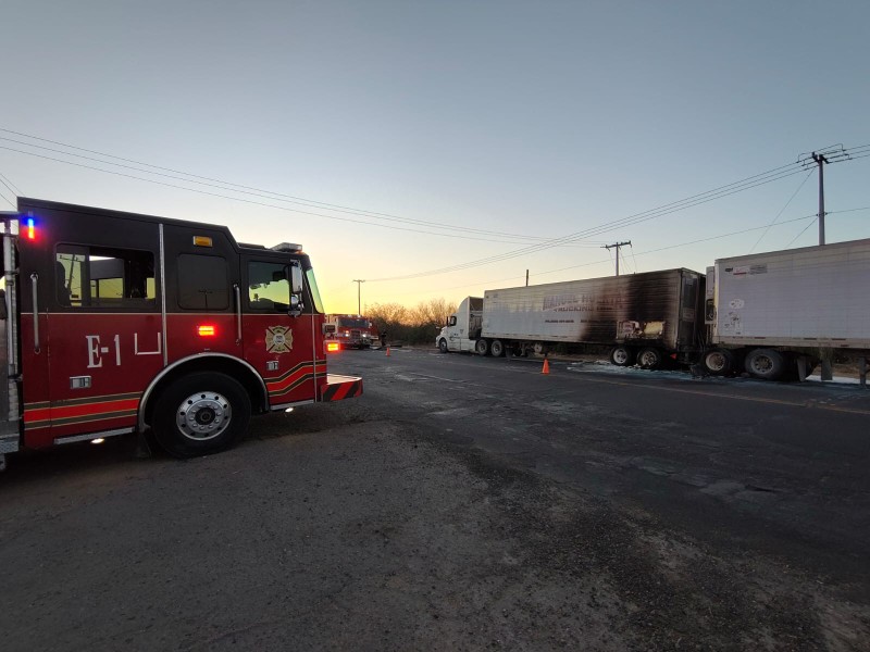 Bomberos sofocan incendio de tráiler cargado con melones