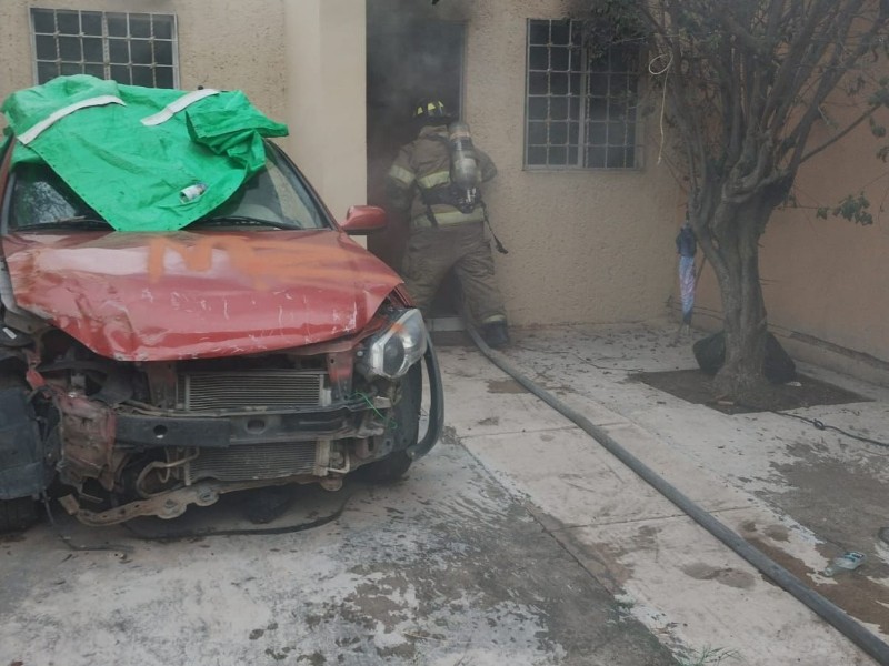Bomberos sofocan incendio en casa y salvan joven intoxicado