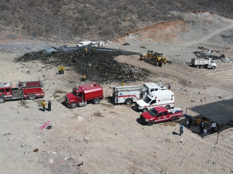 Bomberos sofocan incendio en relleno sanitario de Guaymas