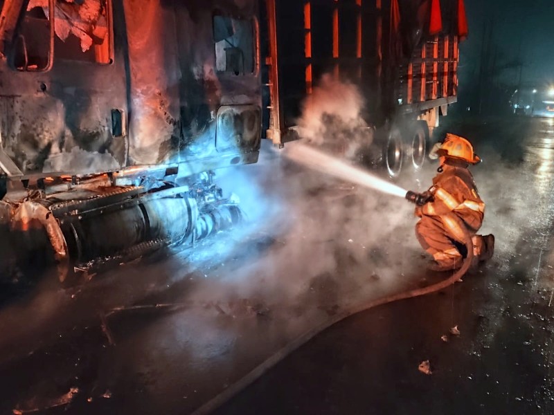 Bomberos sofocaron incendio de camión tipo tortón en Tlajomulco