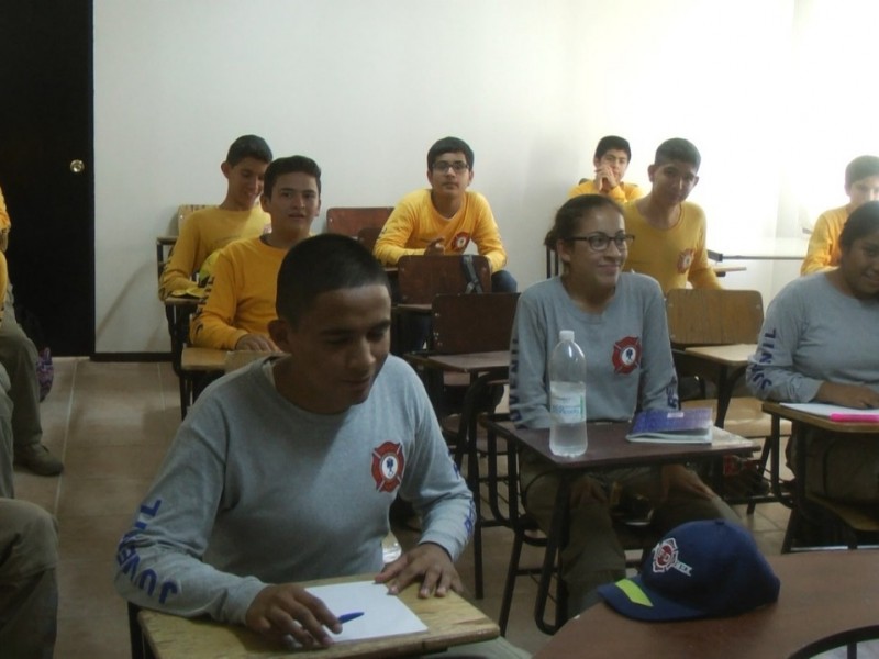 Bomberos tienen grupos juveniles