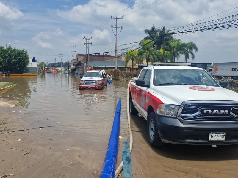 Bomberos trabajan para sacar agua estancada en La Gigantera, Tlajomulco