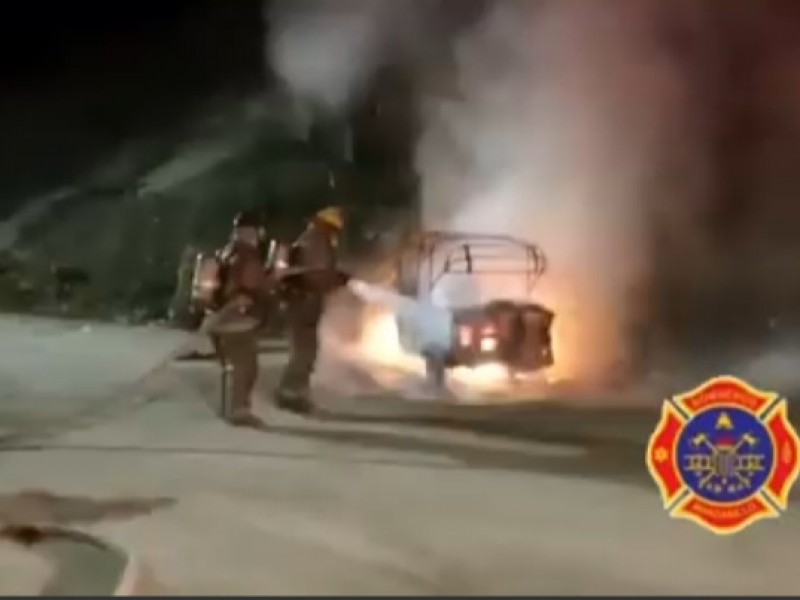 Bomberos voluntarios de Manzanillo atienden incendio de Mototaxi