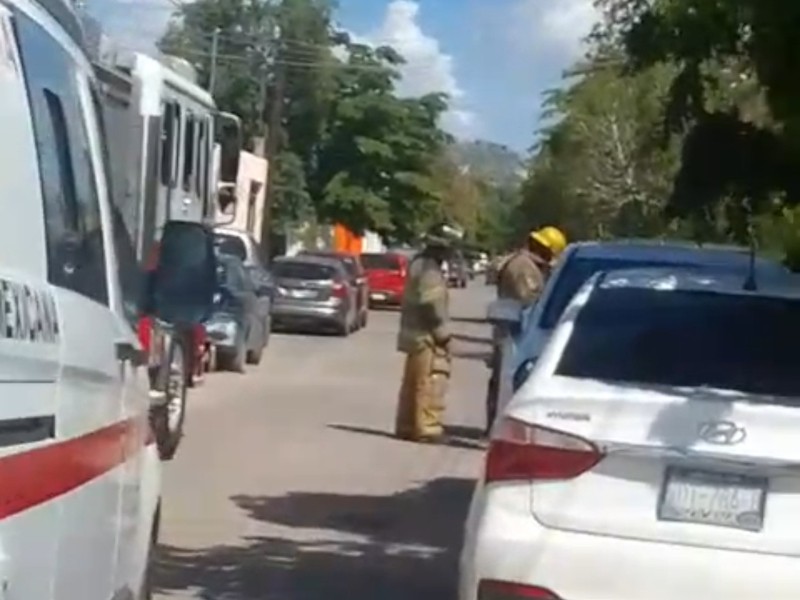 Bomberos y paramédicos rescatan a menor encerrado en vehículo