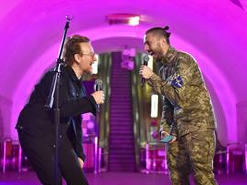 Bono brinda concierto espontaneo en metro de Kiev