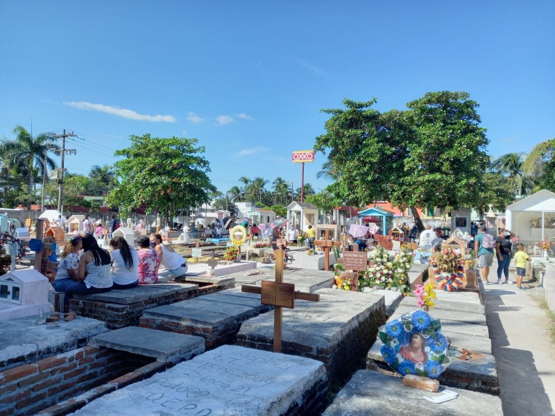 Boqueños acuden al panteón a visitar a sus fieles difuntos