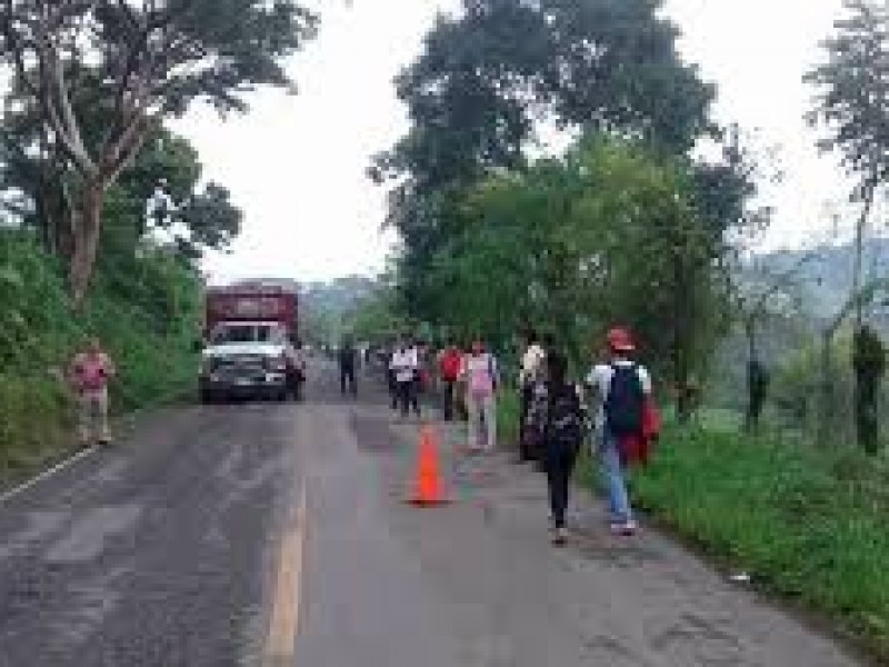 Boqueo carretero ante aumento del pasaje