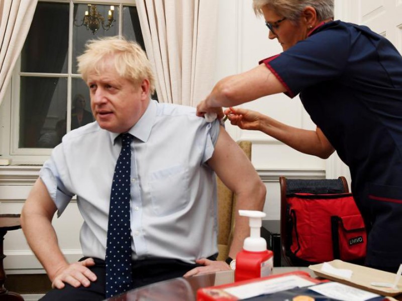 Boris Johnson recibe vacuna de AstraZeneca contra Covid-19