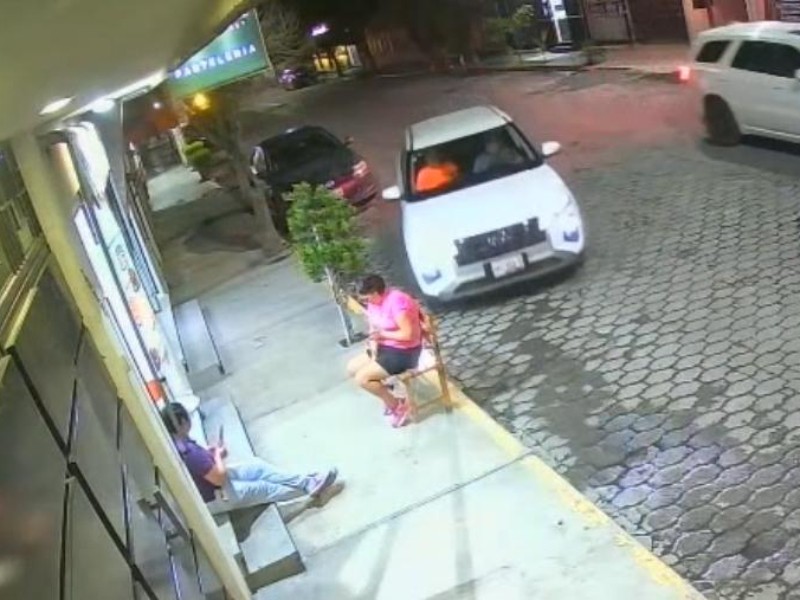 Borracho imprudente a punto de atropellar a mujer